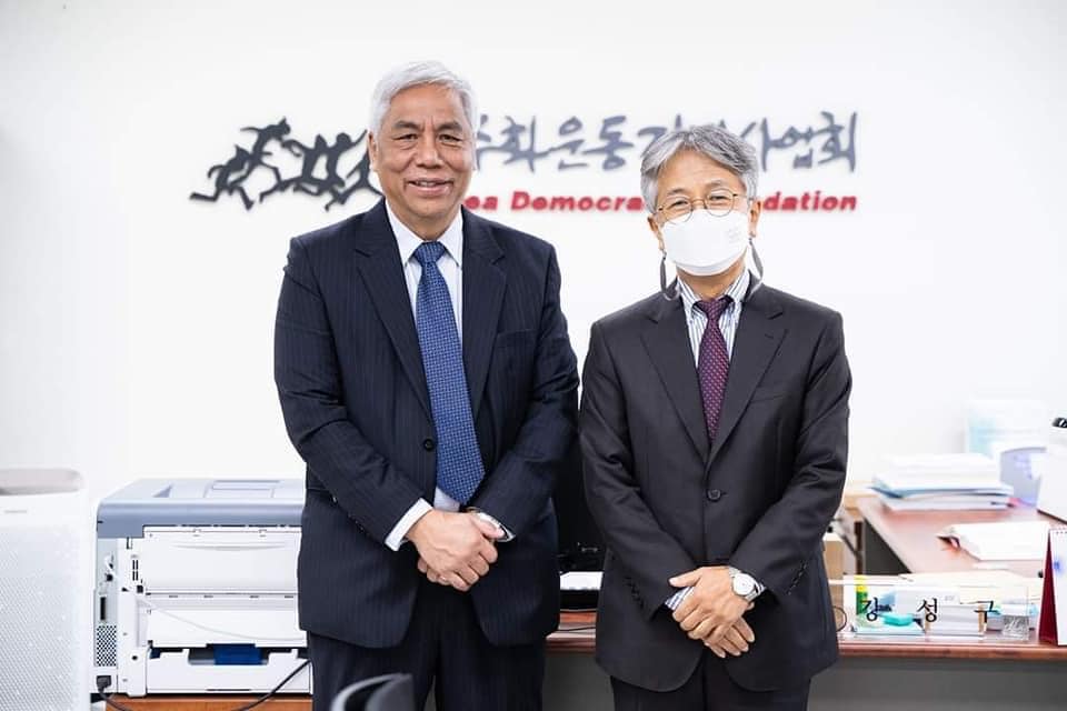 NUGအစိုးရ၏ ဖယ်ဒရယ် ပြည်ထောင်စုရေးရာ ဝန်ကြီး ဒေါက်တာ ဆလိုင်းလျန်မှုန်းဆာခေါင်း ကိုရီးယား ဒီမိုကရေစီဖောင်ဒေးရှင်း ဒုဥက္ကဌ MR.KANG SEONG GU နှင့် တွေ့ဆုံ